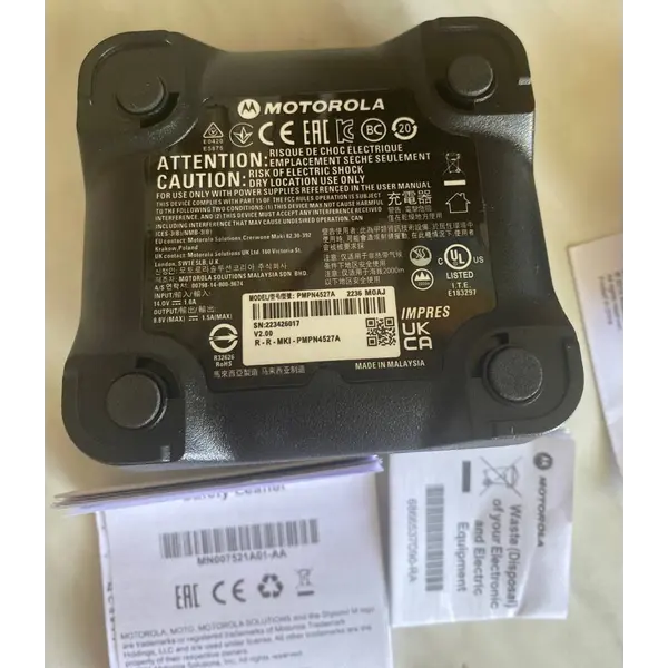 Зарядний пристрій для радіостанцій Motorola DP / XPR / APX — мережевий зарядник 220 В з індикатором