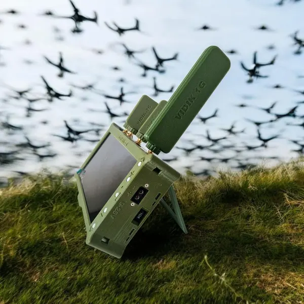 Детектор відеосигналу FPV-дронів VIDIK 4-діапазонний (автосканування, до 10 км, 7" дисплей)