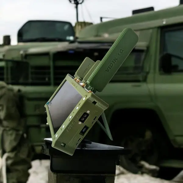 Детектор відеосигналу FPV-дронів VIDIK 4-діапазонний (автосканування, до 10 км, 7" дисплей)
