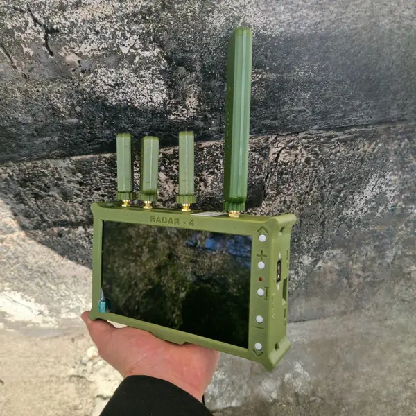 Детектор відеосигналу FPV-дронів VIDIK 4-діапазонний (автосканування, до 10 км, 7" дисплей)