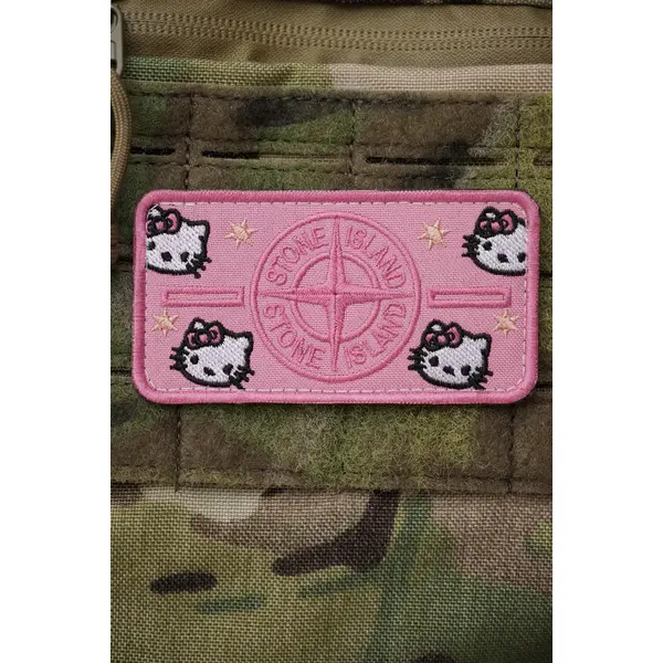 Розовый шеврон из хелоу кити "Stone Island"