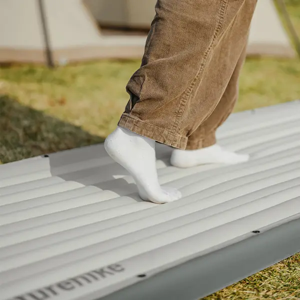 Single air mattress Naturehike CNK2450WS034, 95 mm, with inflation bag, white Single air mattress Naturehike CNK2450WS034, 95 mm, with inflation bag, white