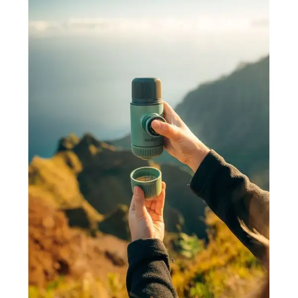 Портативна еспресо-кавоварка Wacaco Nanopresso зелена з чохлом, механічна, для меленої кави