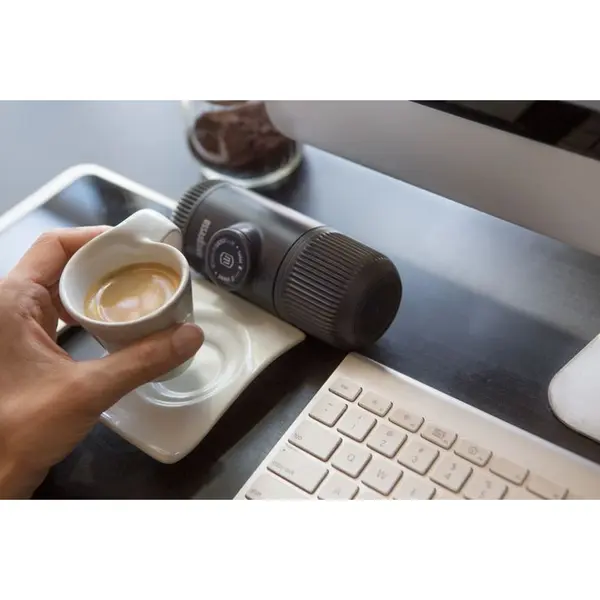 Портативна еспресо-кавоварка Wacaco Nanopresso сіра з чохлом, механічна, для меленої кави