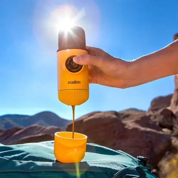 Портативна еспресо-кавоварка Wacaco Nanopresso жовта, механічна, для меленої кави