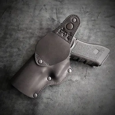 Шкіряна кобура поясна під GLOCK 17, чорна з тисненням герб України