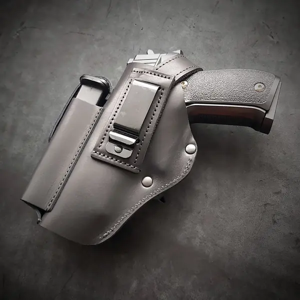 Кожаная кобура поясная под SIG Sauer P226, черная на скобе