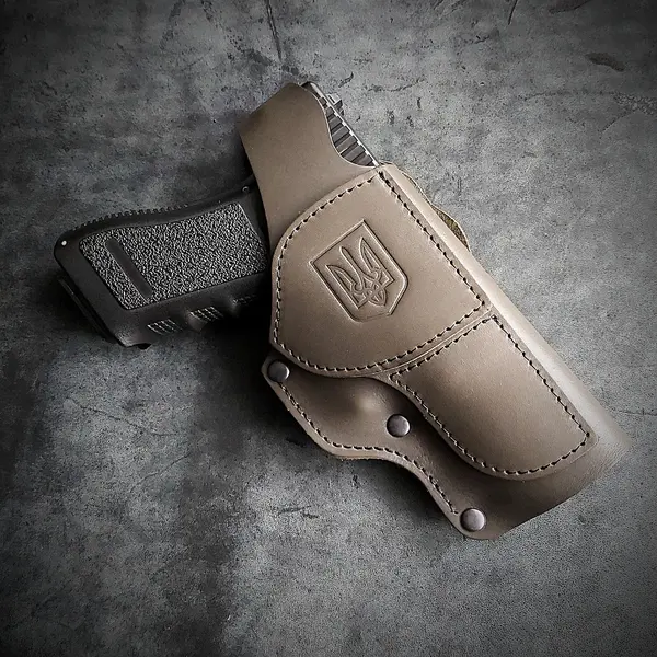 Кожаная кобура поясная под GLOCK 17, олива с тиснением герб Украины