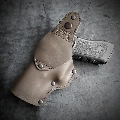 Шкіряна кобура поясна під GLOCK 17, олива з тисненням герб України