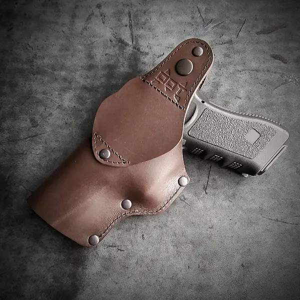 Кожаная кобура поясная под GLOCK 17, коричневая с тиснением герб Украины