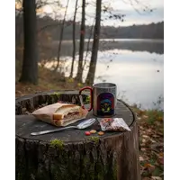 Кружка металлическая с красным карабином.