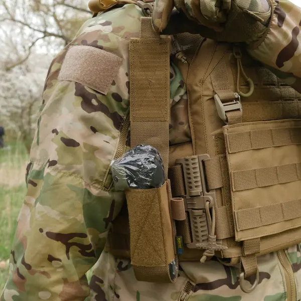 Підсумок під турнікет відкритого типу з кріпленнями для тактичних ножиць та маркера койот