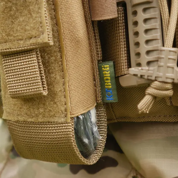 Підсумок під турнікет відкритого типу з кріпленнями для тактичних ножиць та маркера койот