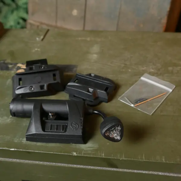Тактичний ліхтарик на шолом з кріпленням MPLS CHARGE BLACK